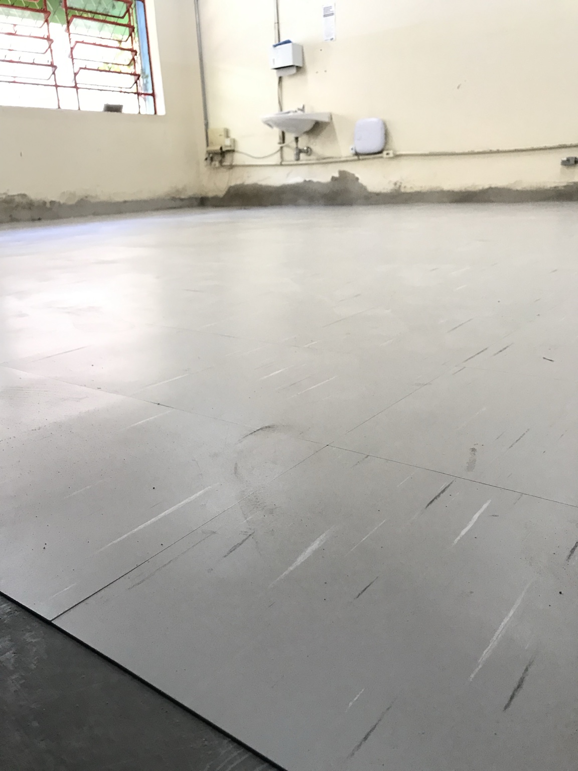 Piso instalado em ambiente escolar