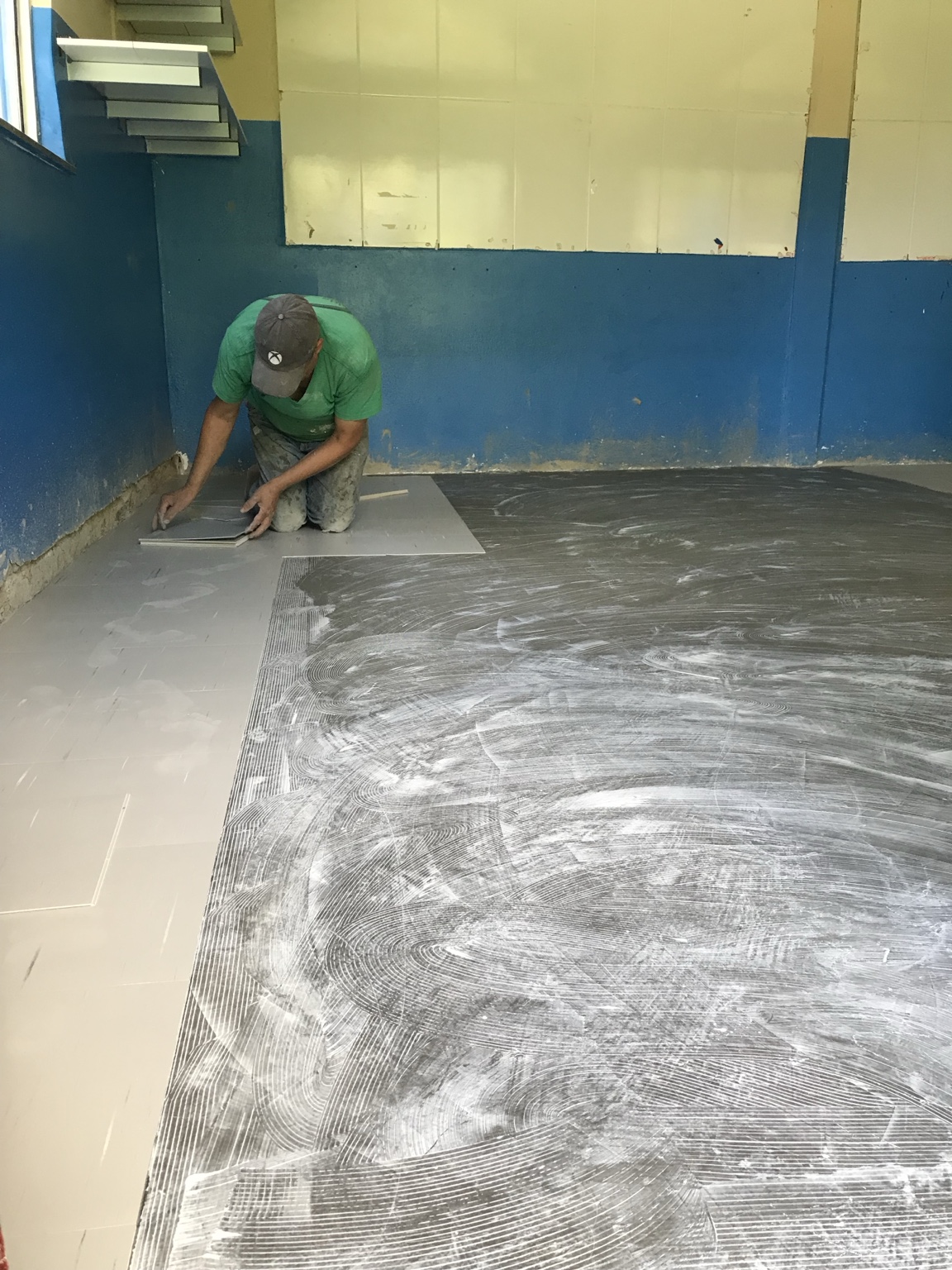 Instalação de piso em sala da escola