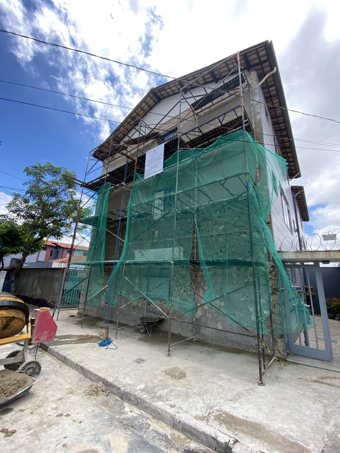 Andaimes instalados para revitalização de fachada