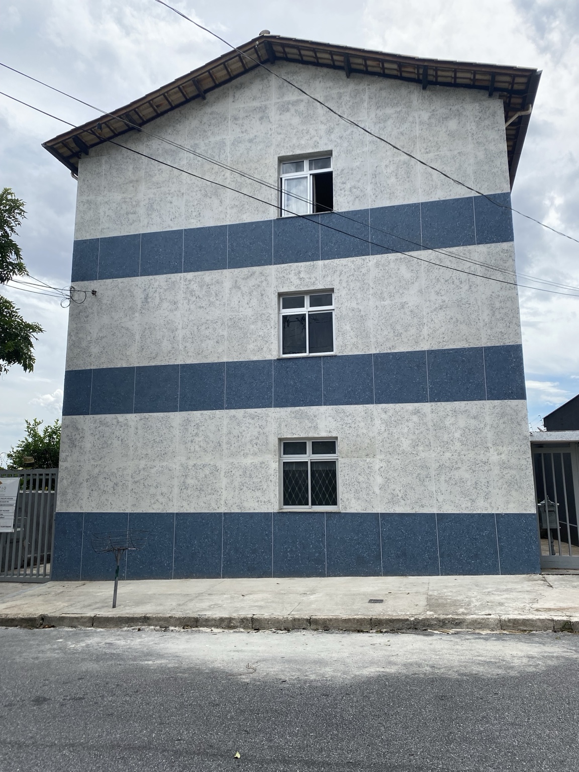 Fachada revitalizada com andaimes em retirada
