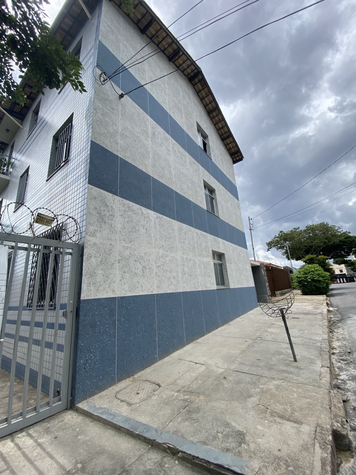 Vista lateral da fachada concluída