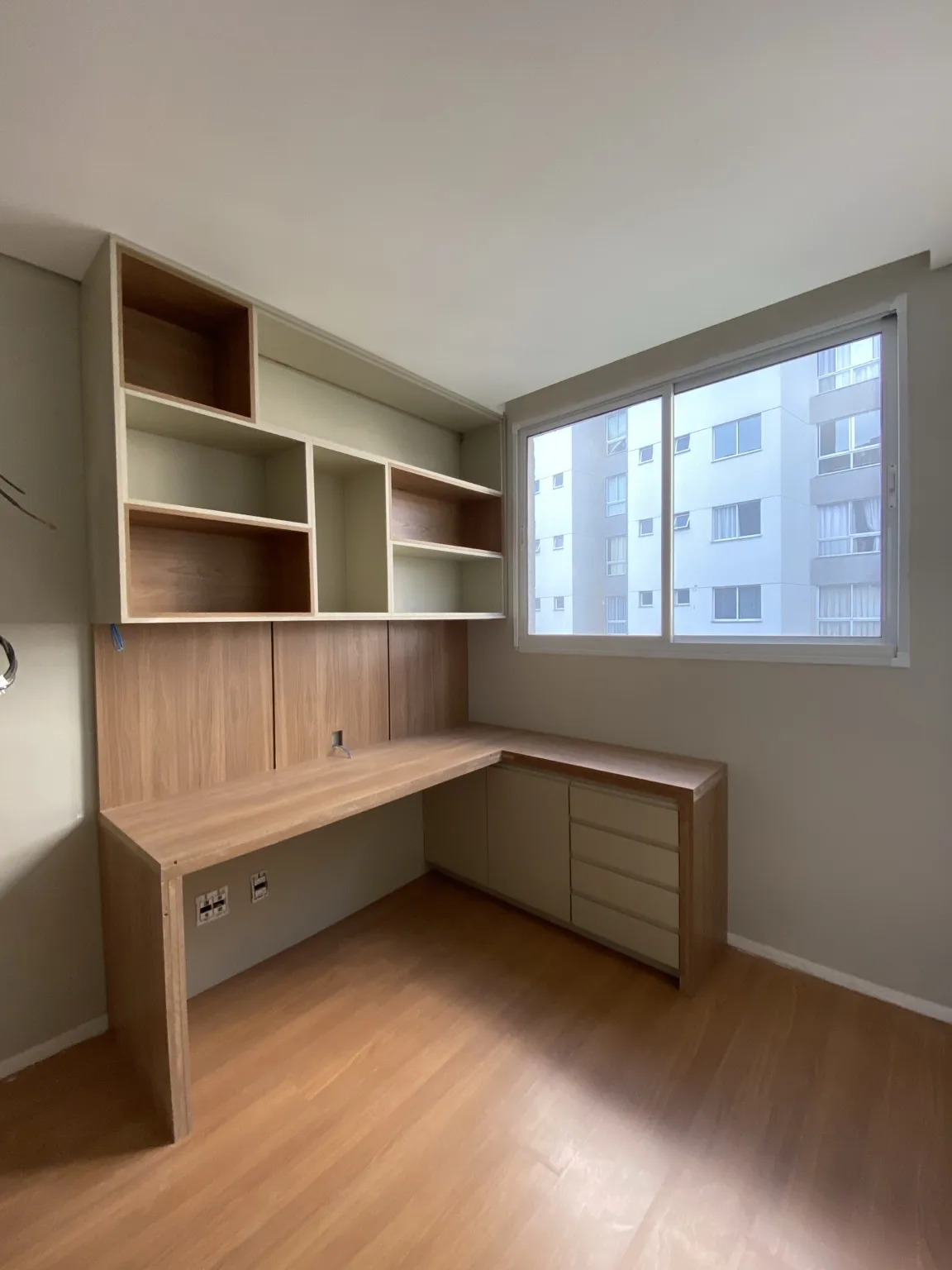 Reforma residencial Grand Resort Jaraguá — acabamentos • marcenaria em montagem